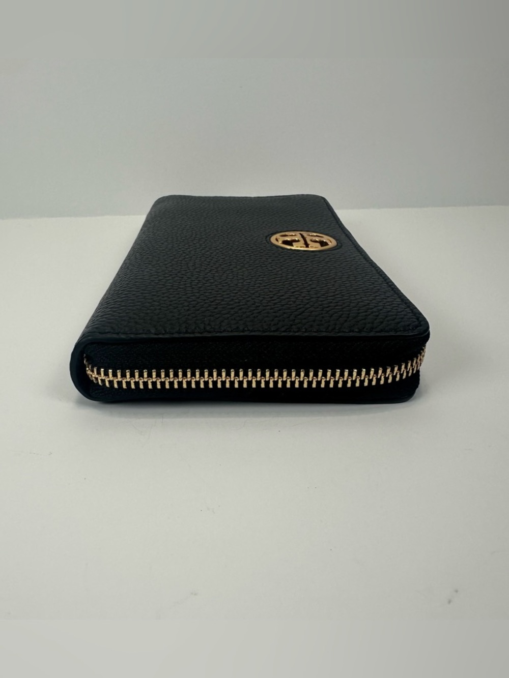 Tory Burch Black Pebbled Leather Zip Around Wallet Gold Logo Classic NWOT - Picture 10 of 15